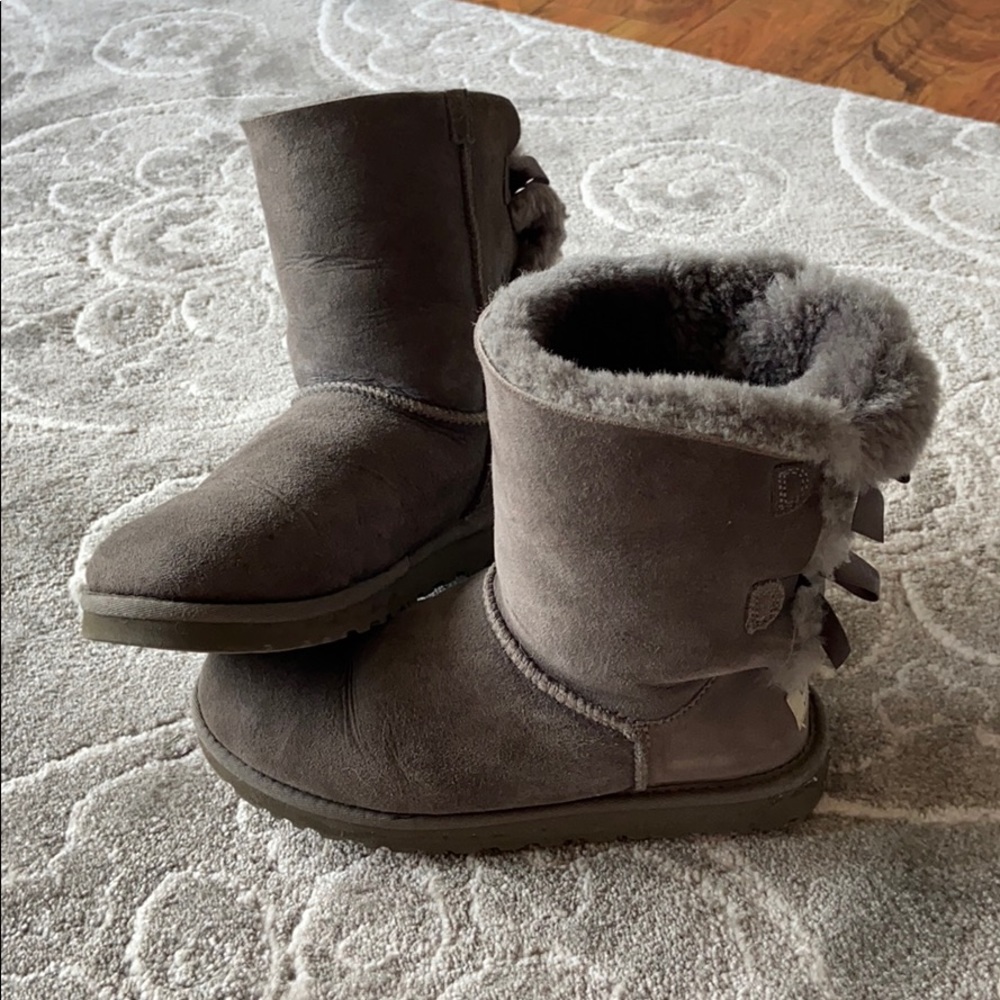 Cute short grey Uggs with bows size 6